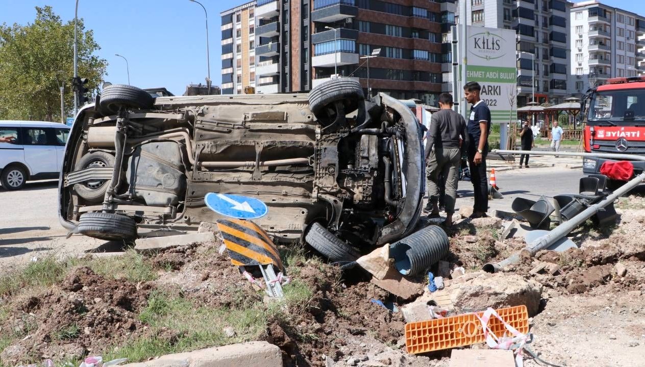 otomobil ile hafif ticari arac carpisti 3 kisi yaralandi sg5xnplC