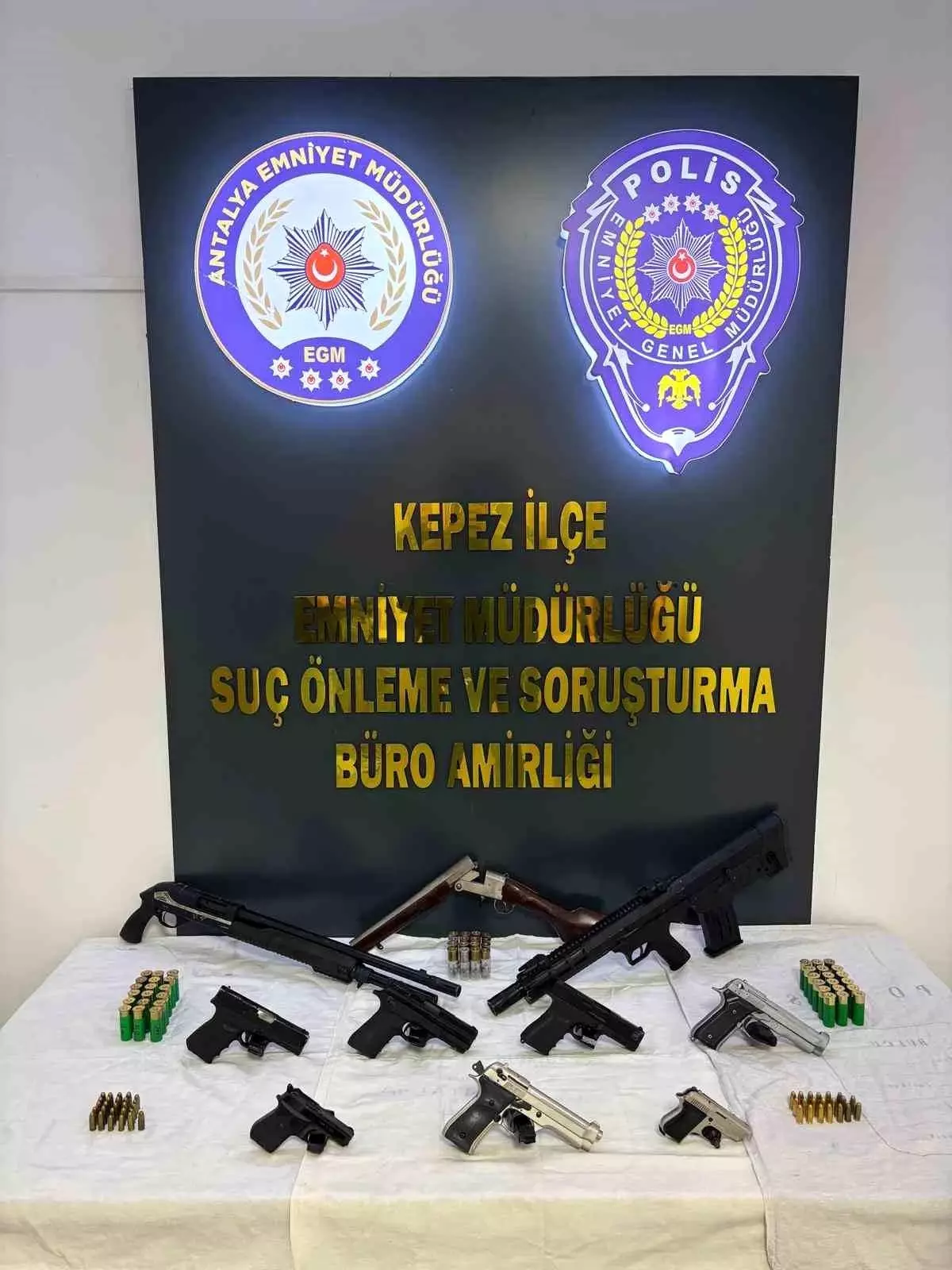 antalyada huzur operasyonu 7 ruhsatsiz tabanca ve muhimmat ele gecirildi gtgjqnRZ.jpg