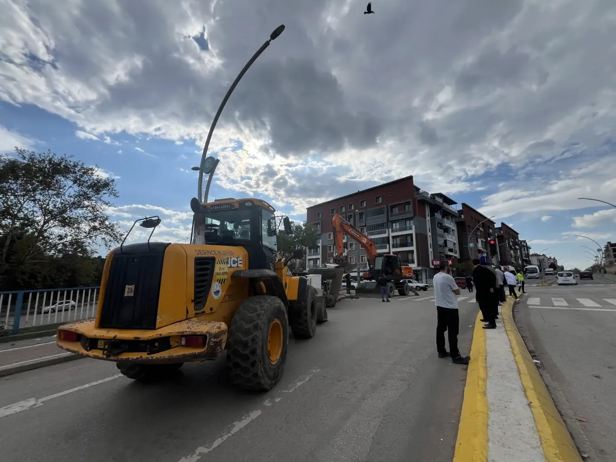 derincede tir kaza yapip silindir devrildi iYQzvVII.jpg