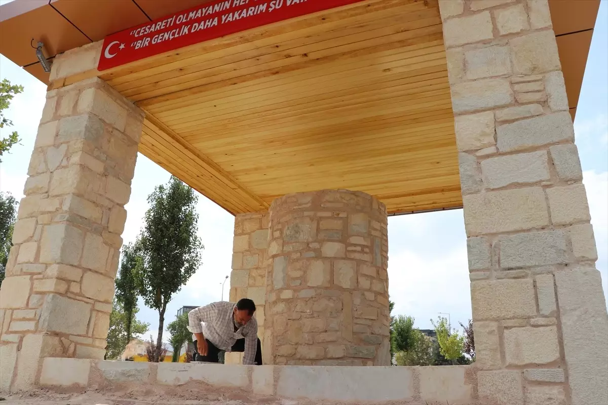 elazigda sehit oglunun adina yaptirdigi hayir cesmesinin isciligini de yapiyor kHcuMfn7