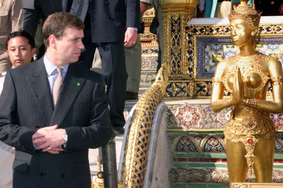 ingiltere krali charlesin unvanlarini elinden aldigi andrewun tayland gezisinde 4 gunde 40 hayat kadinini 5 yildizli otele getirdigi iddia edildi nLaEQIN6.jpg