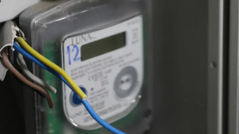 antalyada-bir-garip-olay-ev-sahibinin-borcu-nedeniyle-tum-binanin-elektrigi-kesildi-x2IjrTYA