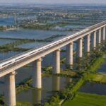 Binlerce beton kolon uzerinde duruyor tam 1648 kilometre boyunca uzaniyor cBWlZzVD