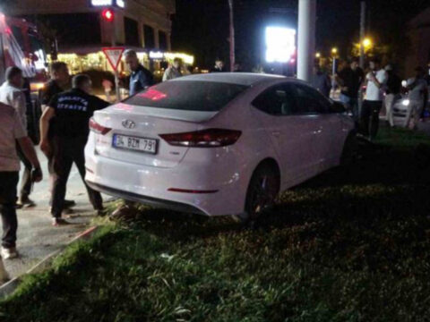 Otomobil trambus diregine carpti yarali surucu ambulanstan kacti 18wIzsq2